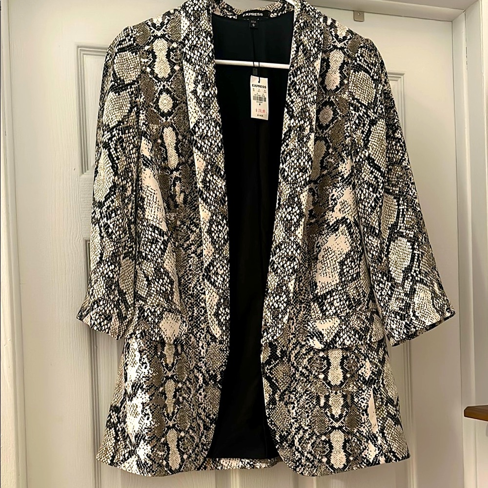 Light snake skin print quarter length sleeve blazer